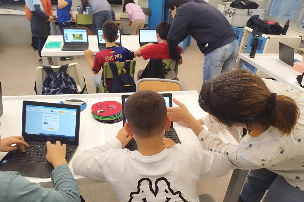 Estudiant jove aprenent competències digitals amb el programa CodiCrack